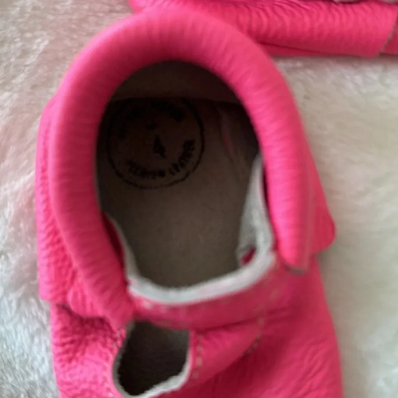 Freshly Picked Maryjane soft sole moccasins hot pink size 4 - Picture 5 of 6
